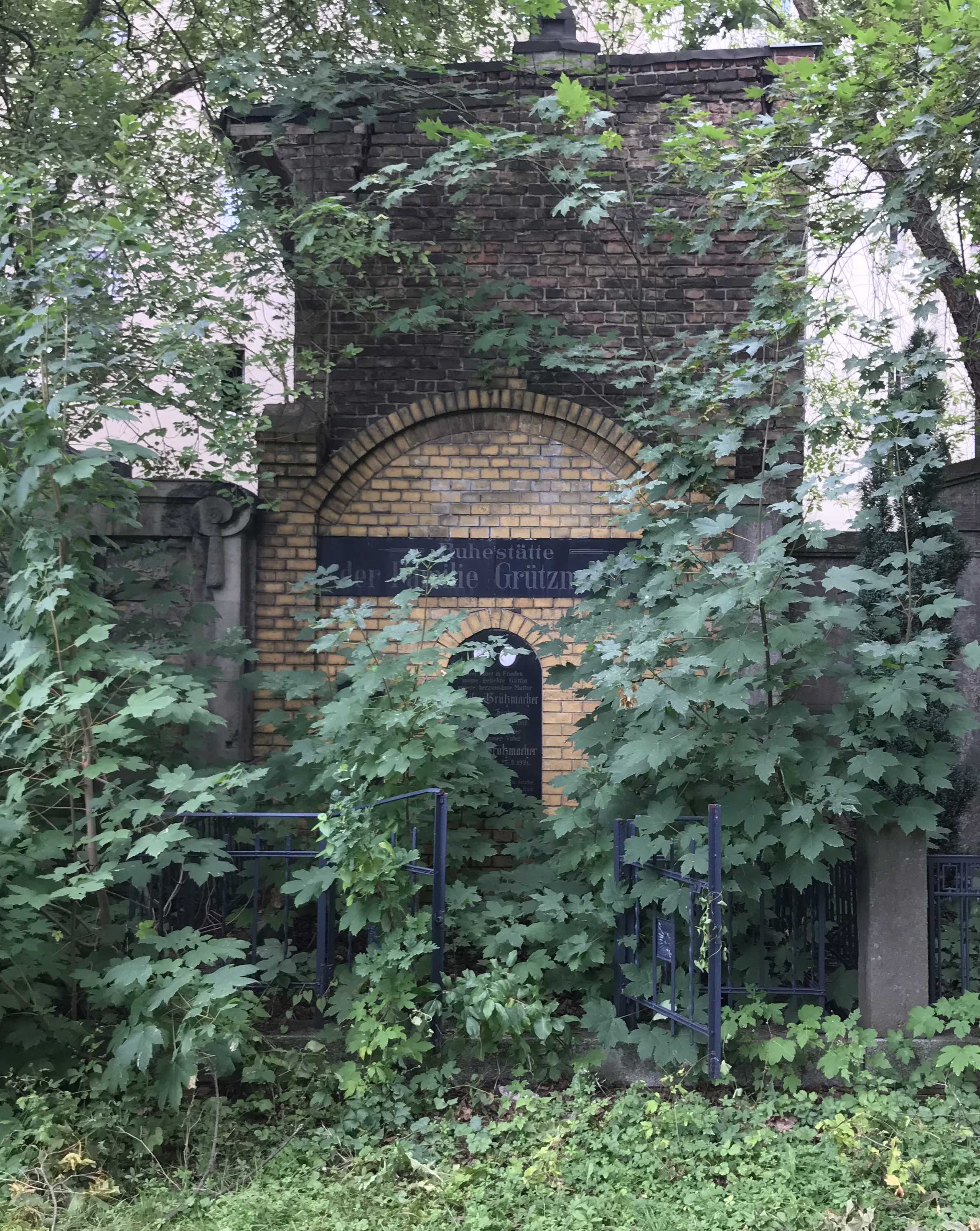 Grabstein Gertrud Schulz, Neuer St. Jacobi-Friedhof, Berlin-Neukölln, Deutschland