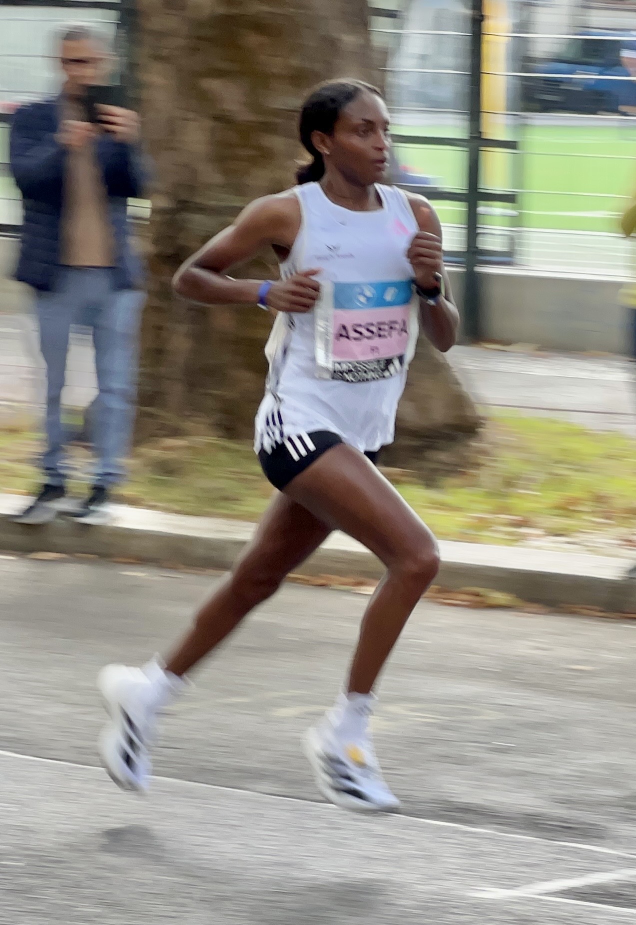 Tigst Assefa beim Berlin-Marathon 2023